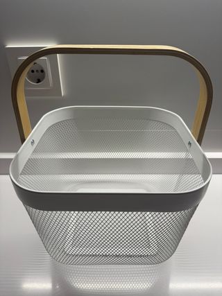 Cesta metálica y bambú