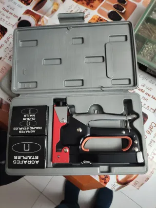 Grapadora con clavos y grapas