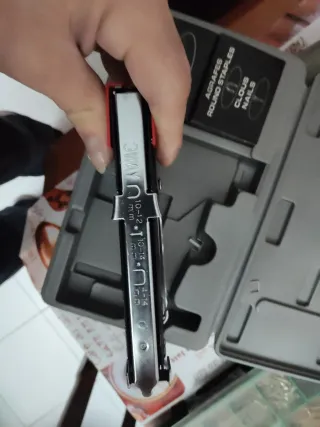 Grapadora con clavos y grapas