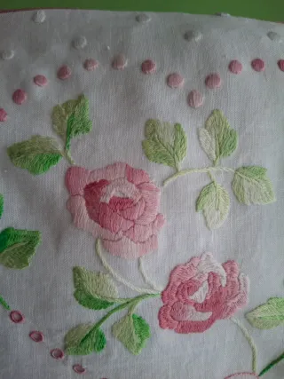 Pochette in lino ricamata