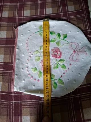 Pochette in lino ricamata