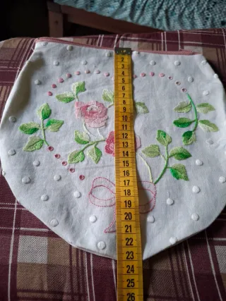 Pochette in lino ricamata