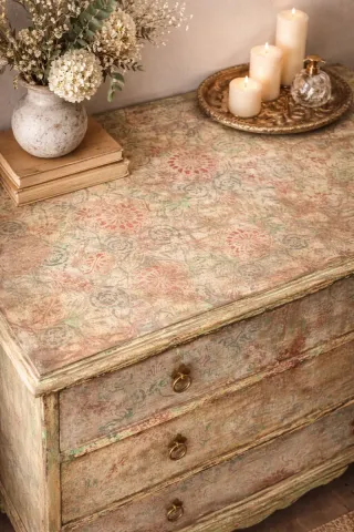 Cómoda de madera con diseño floral
