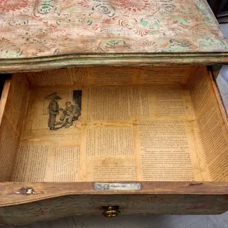 Cómoda de madera con diseño floral