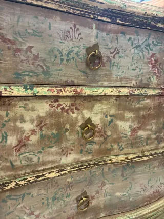 Cómoda de madera con diseño floral