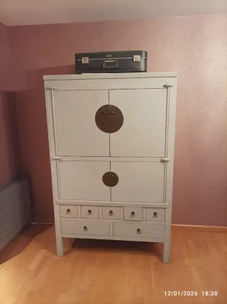 Mueble estilo oriental azul claro. 180x116x60