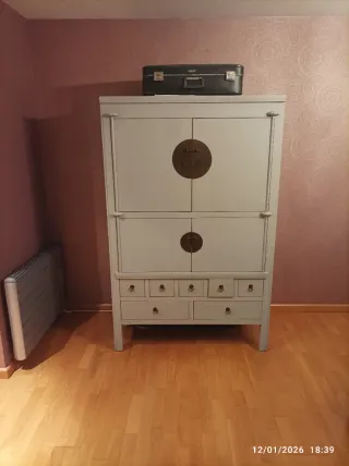 Mueble estilo oriental azul claro. 180x116x60