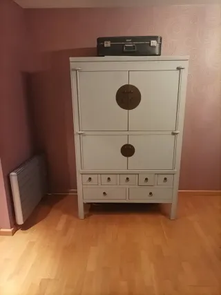 Mueble estilo oriental azul claro. 180x116x60