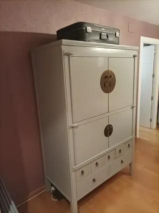 Mueble estilo oriental azul claro. 180x116x60