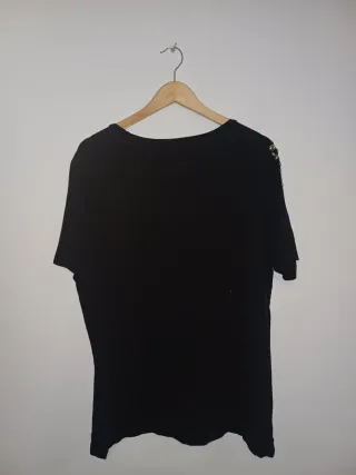 Camiseta negra con adornos dorados
