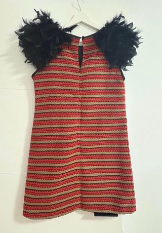 Vestido con plumas y rayas