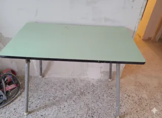 Mesa verde con patas metálicas