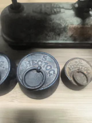 Báscula antigua con pesas