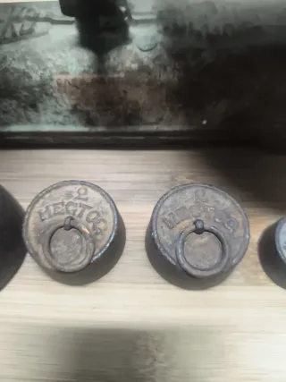 Báscula antigua con pesas