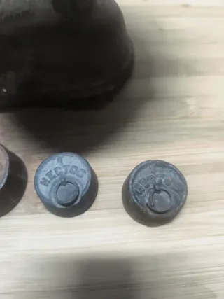 Báscula antigua con pesas