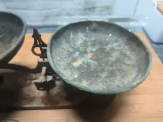 Báscula antigua con pesas