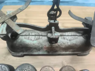 Báscula antigua con pesas