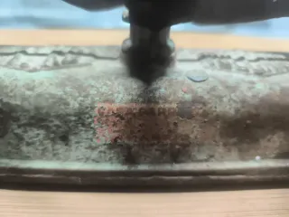 Báscula antigua con pesas