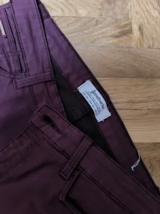 Pantalón Stradivarius granate