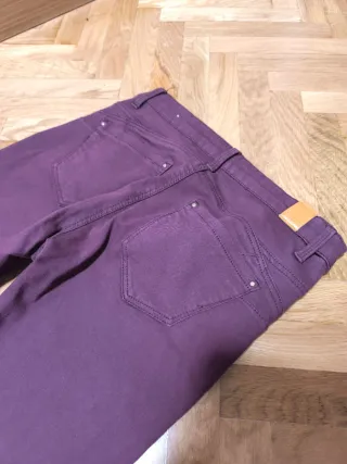 Pantalón Stradivarius granate
