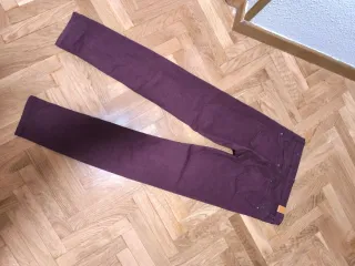 Pantalón Stradivarius granate