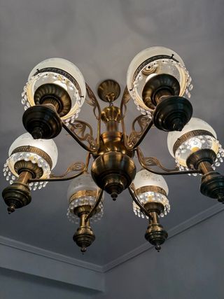 Lámpara de techo dorada con cristales