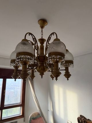 Lámpara de techo dorada con cristales