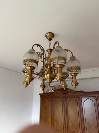 Lámpara de techo dorada con cristales