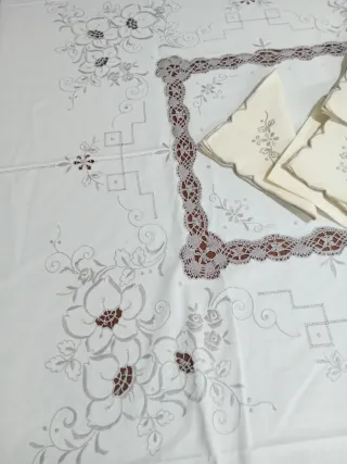 Tovaglia e 11 tovaglioli fatti a mano