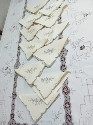 Tovaglia e 11 tovaglioli fatti a mano