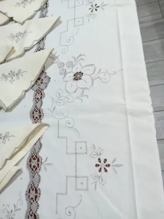 Tovaglia e 11 tovaglioli fatti a mano