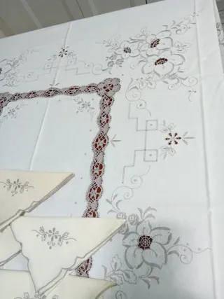 Tovaglia e 11 tovaglioli fatti a mano