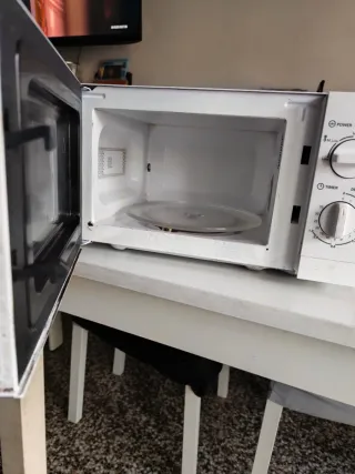 Microondas blanco con plato giratorio