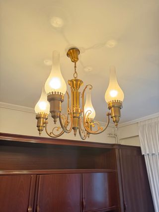 Lámpara de techo dorada y transparente