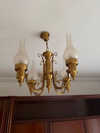 Lámpara de techo dorada y transparente