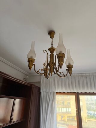 Lámpara de techo dorada y transparente