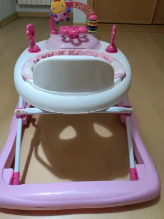 Andador bebé rosa con juguetes