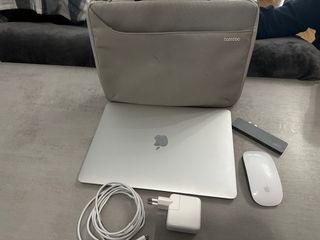 MacBook Air 13” Intel i5 – COMO NUEVO + pack compl