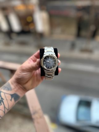 Reloj de pulsera plateado y azul