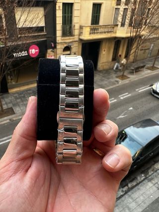 Reloj de pulsera plateado y azul