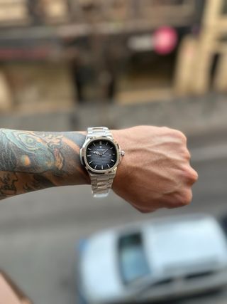 Reloj de pulsera plateado y azul