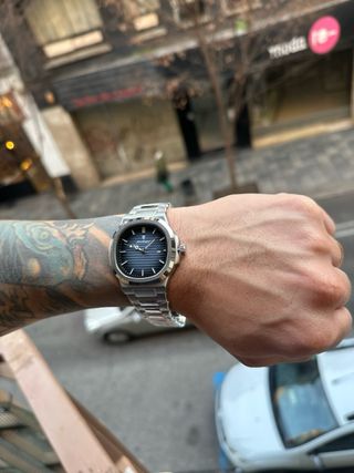 Reloj de pulsera plateado y azul