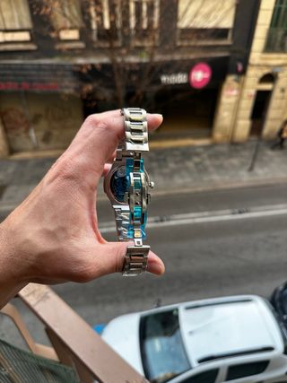 Reloj de pulsera plateado y azul