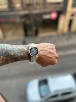 Reloj de pulsera plateado y azul