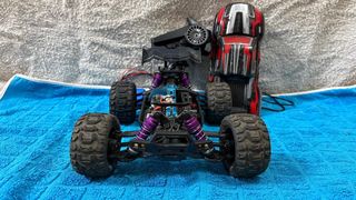 Coche RC CONQUER con mando y batería