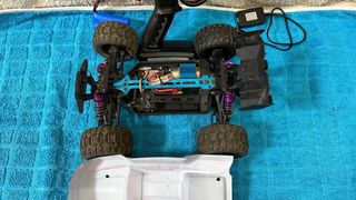 Coche RC CONQUER con mando y batería