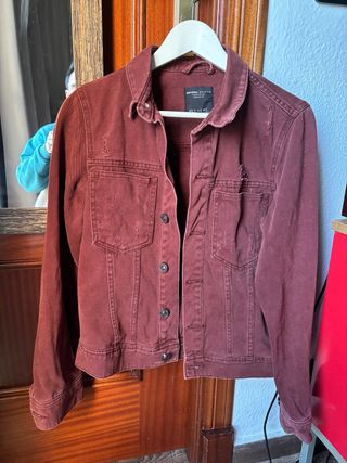 Chaqueta vaquera Bershka burdeos