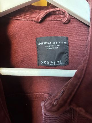 Chaqueta vaquera Bershka burdeos