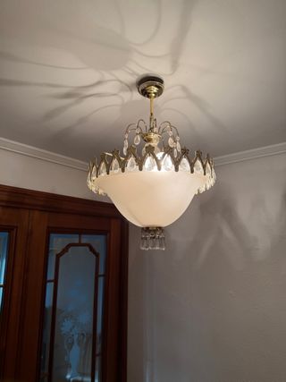 Lámpara de techo dorada con cristales