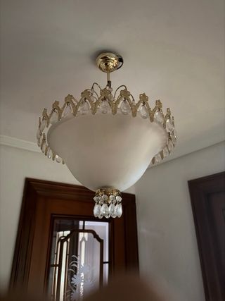 Lámpara de techo dorada con cristales